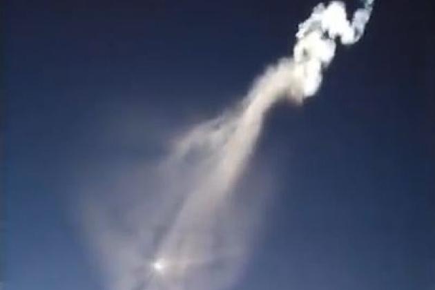 Chùm sáng cuối cùng phát ra từ vật thể đang bay.