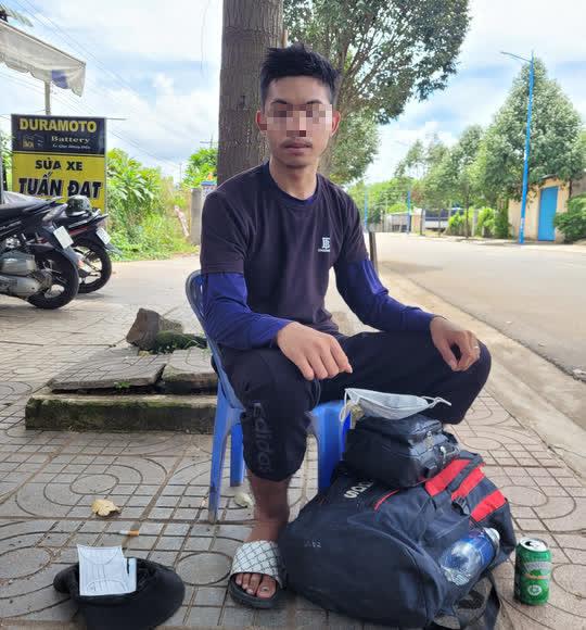 Em Đại cùng chiếc ba lô hành trình về quê bằng xe đạp