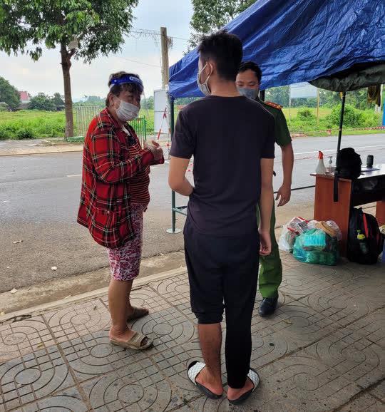 Đại được một người phụ nữ tại xã Lộc An, huyện Đất Đỏ hỗ trợ ăn ở cho tới khi hết giãn cách xã hội sẽ tính tiếp
