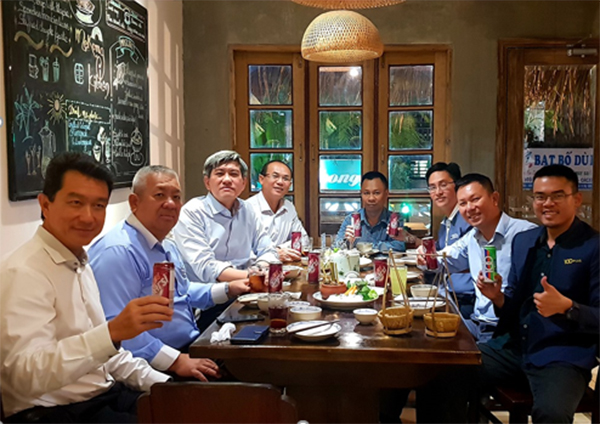 Bên phải ngoài cùng là Lê Trần Anh Vũ, bên trái theo thứ tự là ông Schubert Neo (nguyên TGĐ F&amp;N VN, hiện là TGĐ công ty cp NGK Chương Dương; ông Lai Ming Kong (nguyên TGĐ DKSH VN); ông Lee Meng Tat (CEO của Fraser &amp; Neaver, thành viên HĐQT của Vinamilk