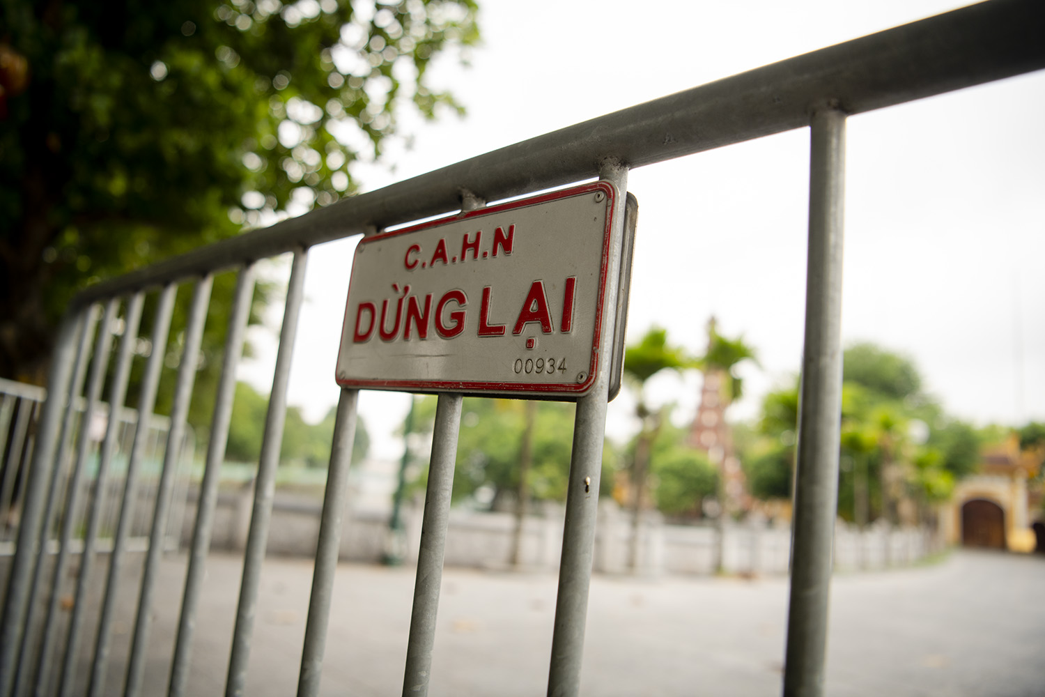 Trước diễn biến phức tạp của dịch bệnh COVID-19, ngày 3/5, Chủ tịch UBND TP Hà Nội có công điện số 06/CĐ về việc tạm dừng các hoạt động không thiết yếu để phòng, chống dịch trên địa bàn.