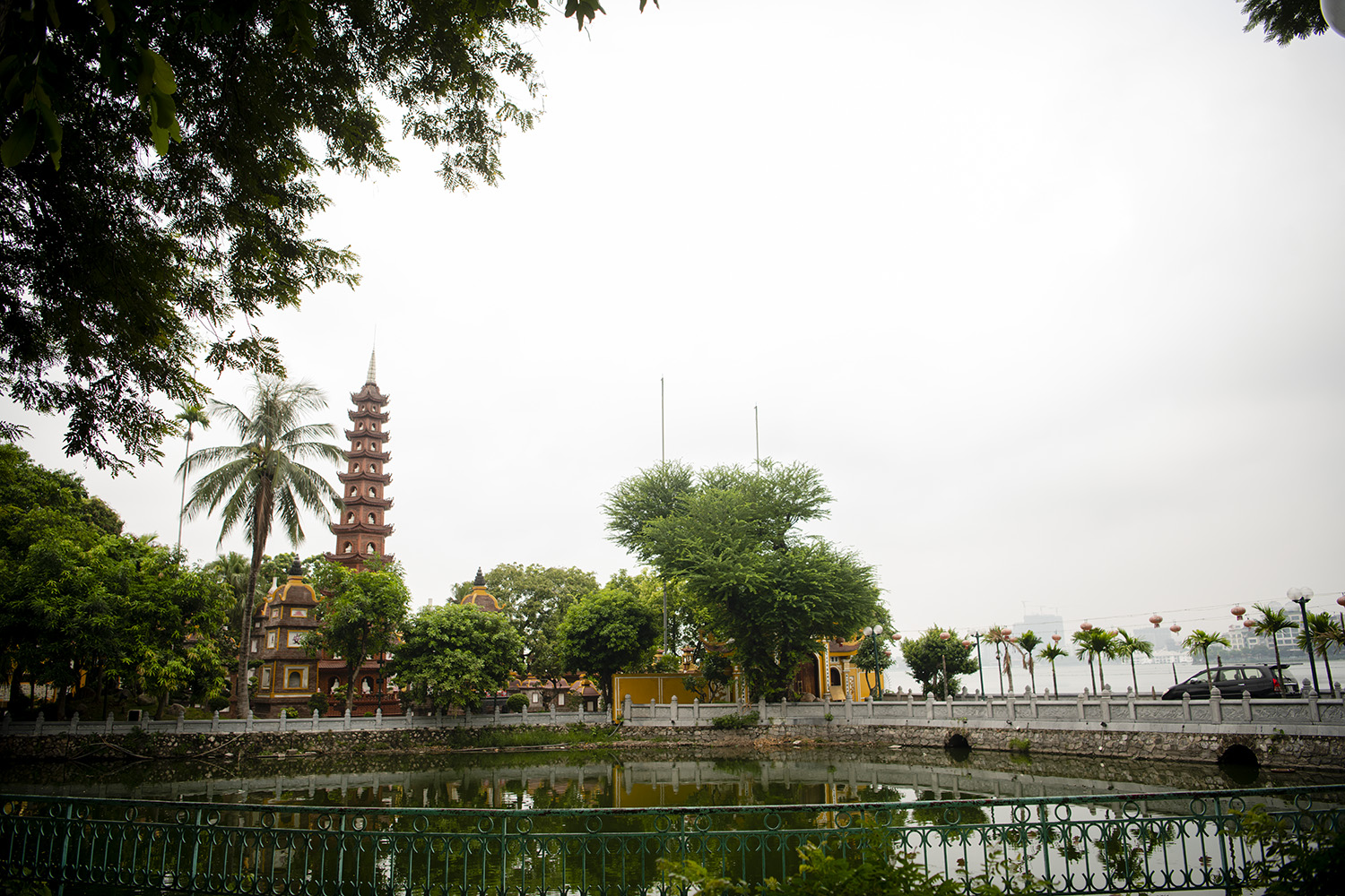 Chùa Trấn Quốc dựng rào chắn ngay từ đường vào và tạm ngừng đón khách và các phật tử đến dâng hương.