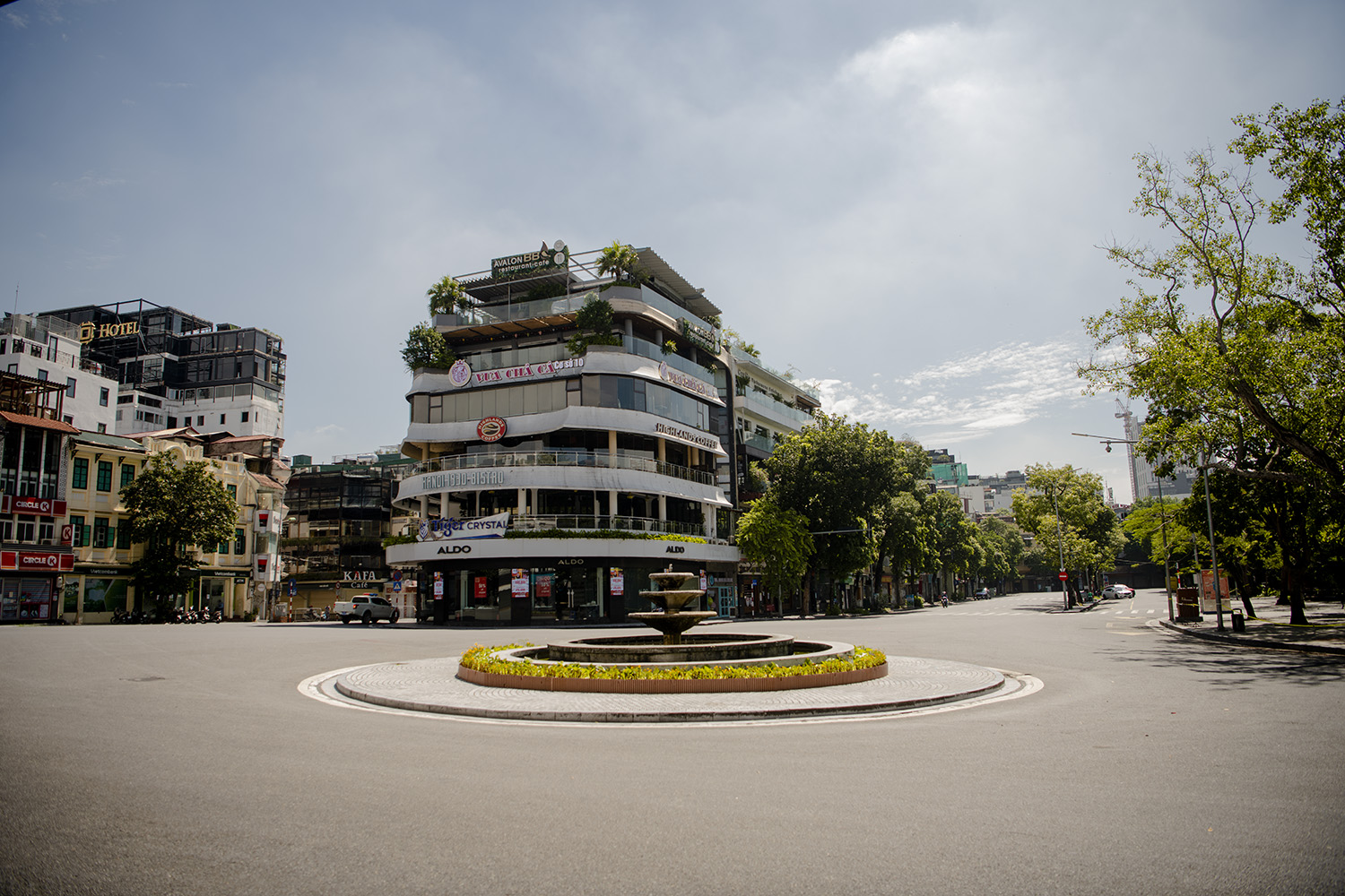 Quảng trường Đông Kinh Nghĩa Thục yên ả đến lạ so với những ngày trước đây.