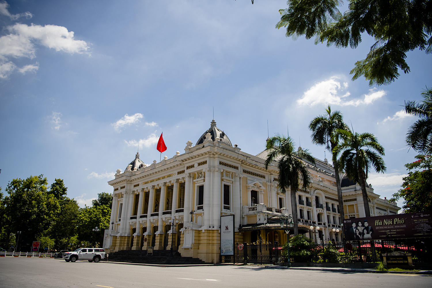 Nhà hát lớn, nơi diễn ra của nhiều show diễn ca nhạc hoành tráng, nay cũng đóng cửa để chống dịch.
