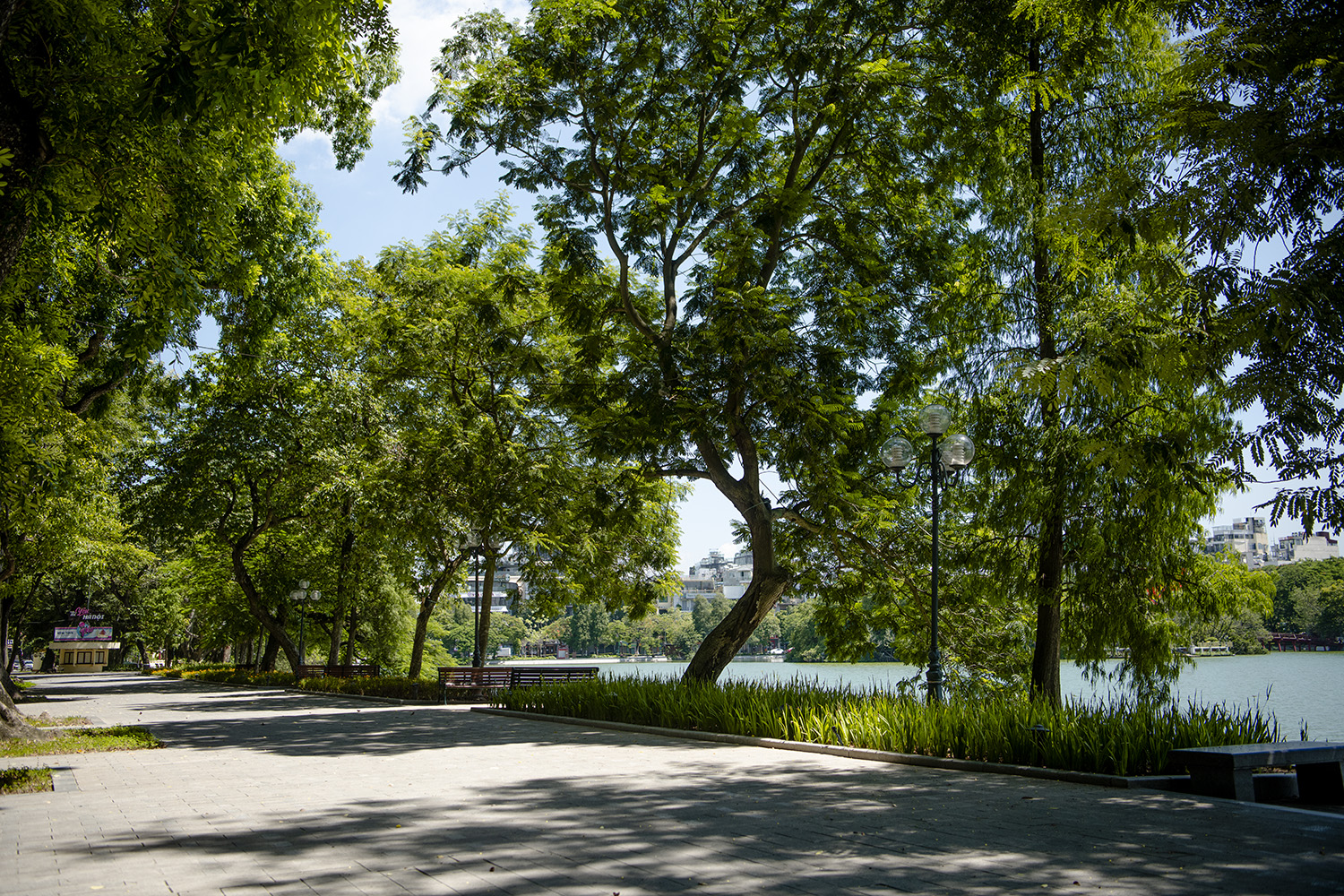 Con đường xung quanh hồ Hoàn Kiếm trước đây nườm nượp khách nước ngoài thăm thú nhưng hiện tại gần như không có hoạt động gì.