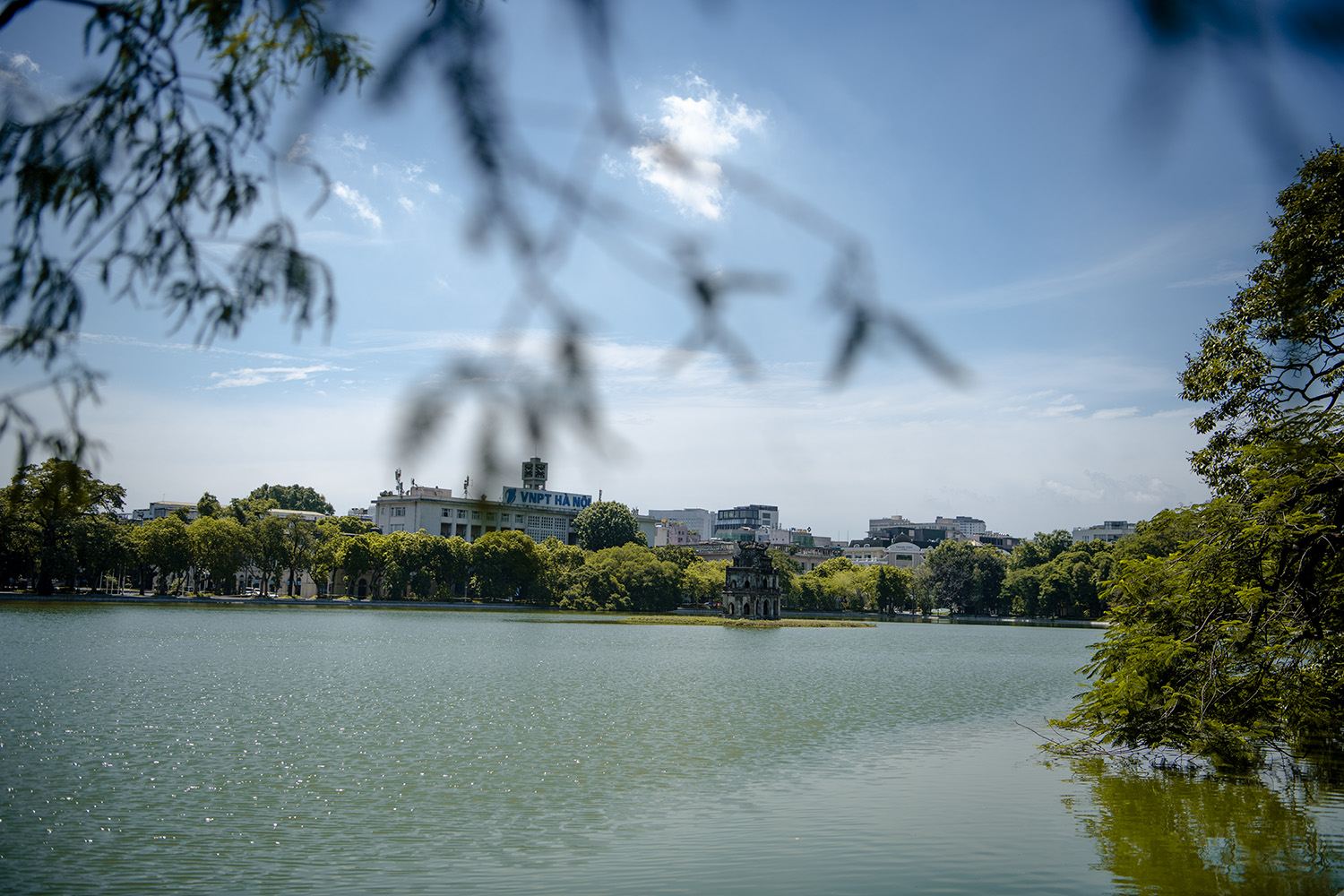 Tuyến đường ngập tràn cây xanh, nơi thăm quan du lịch nổi tiếng không thể bỏ qua của rất nhiều du khách mỗi khi tới Hà Nội tĩnh lặng không một bóng người.