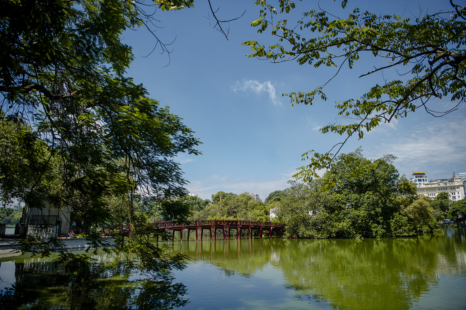 Khung cảnh vắng vẻ hiếm thấy ở đền Ngọc Sơn.