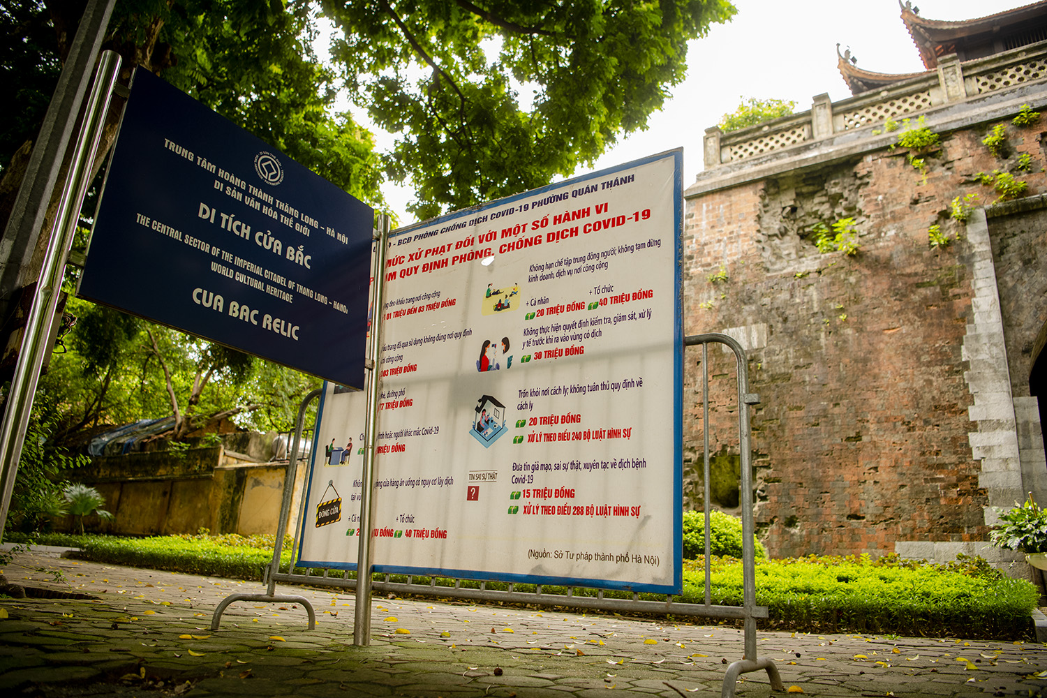 Hoàng thành Thăng Long cửa đóng then cài.