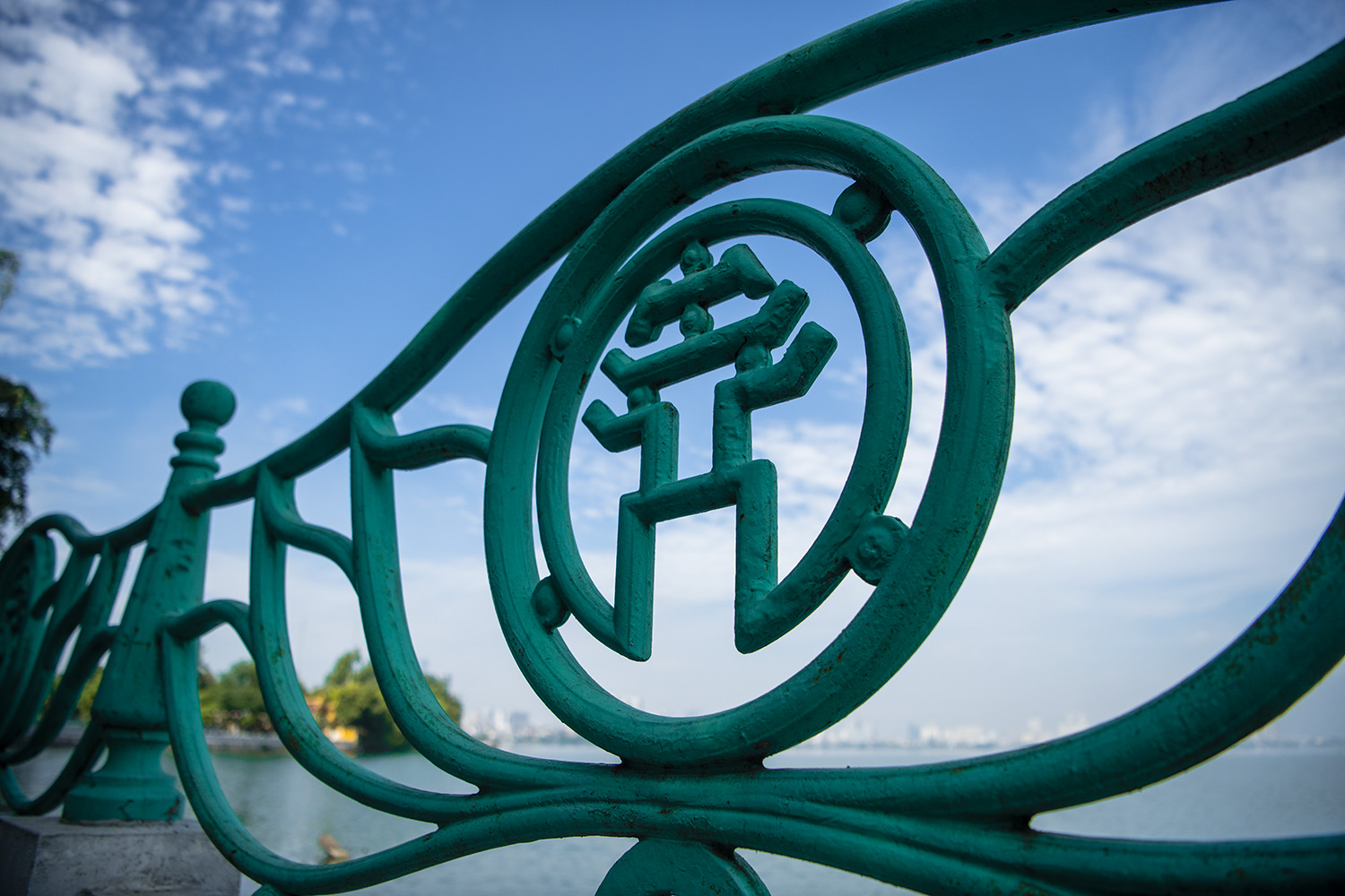 Tạm dừng mở cửa đón khách tại các khu du lịch, tôn giáo; tạm dừng hoạt động đối với các quán ăn, uống đường phố; trà đá vỉa hè, cà phê vỉa hè đến khi có chỉ đạo mới của UBND Thành phố.