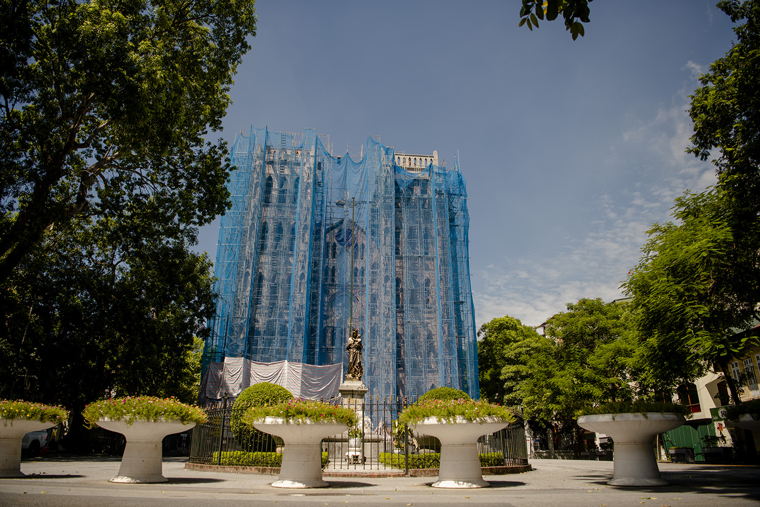 Tại khu vực Nhà thờ Lớn Hà Nội, không còn cảnh khách du lịch đông nghịt, thay vào đó là khung cảnh vắng lặng.