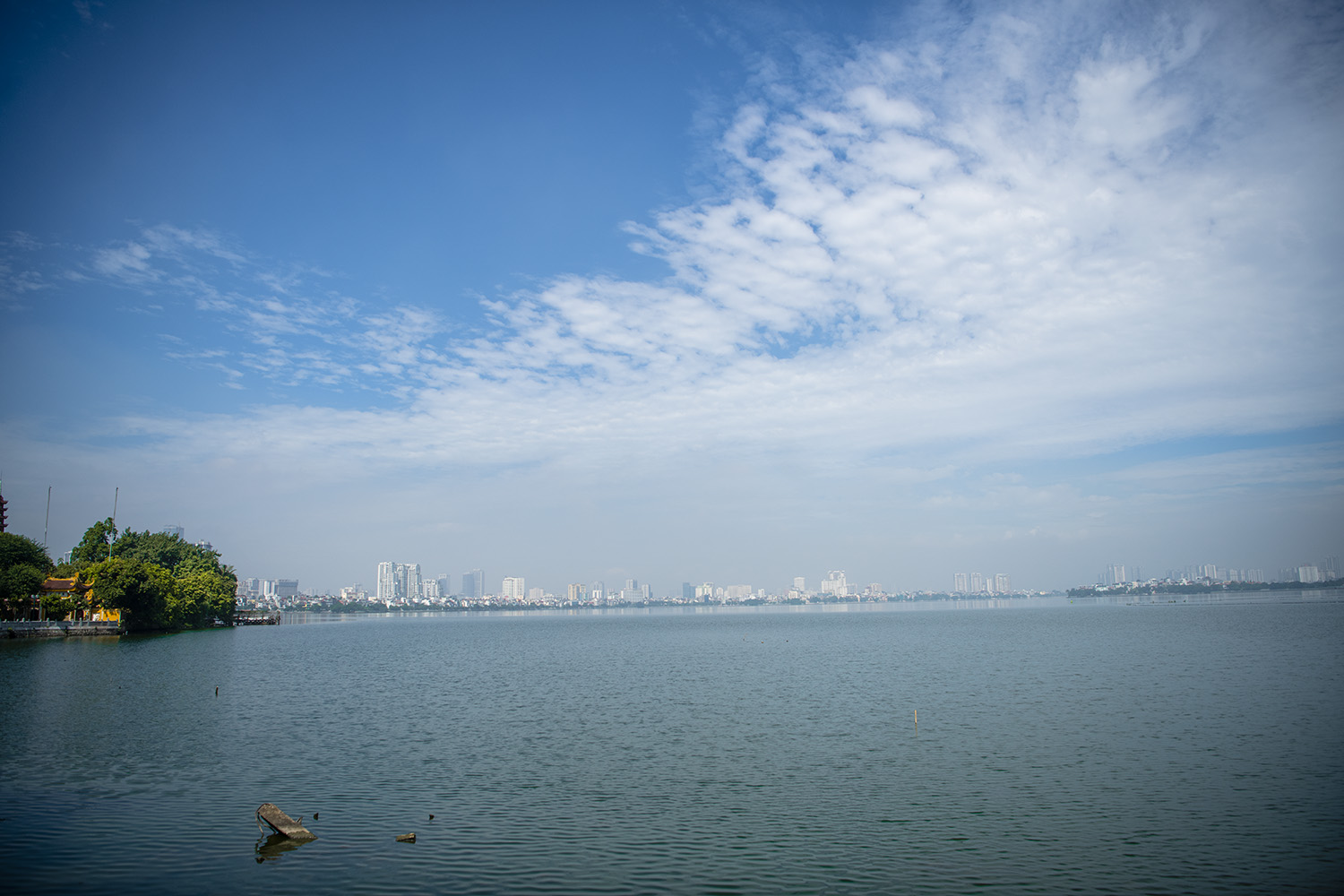 Hồ Tây từng là điểm vui chơi, hóng mát lý tưởng của người dân Hà Nội nói riêng và khách du lịch nói chung, nay yên bình vắng lặng đến lạ.