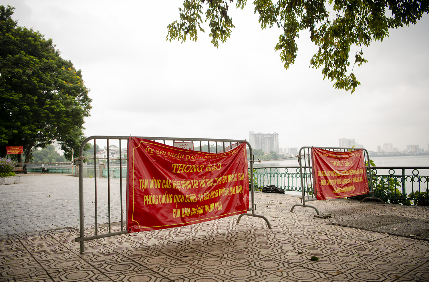 Mọi tuyến đường xung quanh Hồ Tây đều được chốt chặn kiểm soát, dựng hàng rào, nên rất ít người được phép ra vào.