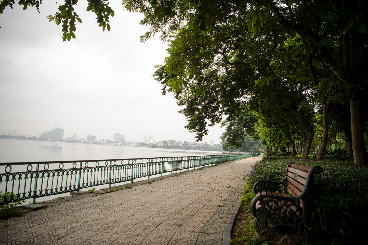 Những chiếc ghế gỗ trơ trọi không một bóng người ngồi.