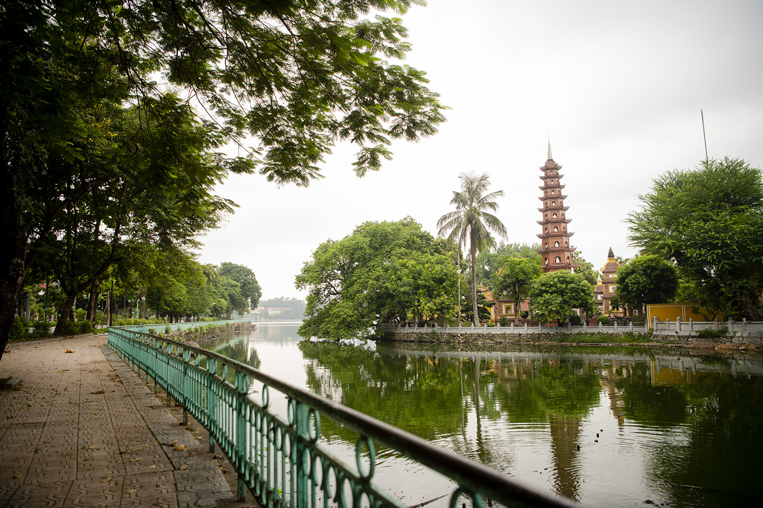 Khu vực quận Tây Hồ, nơi tập trung nhiều các chùa, đền, di tích lịch sử nổi tiếng cũng đồng loạt đóng cửa .