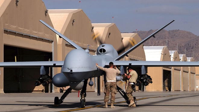 Binh sĩ Mỹ kiểm tra một chiếc máy bay không người lái MQ-9 Reaper.