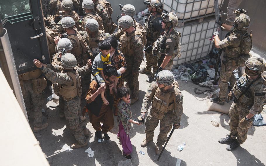 Các binh sĩ Mỹ ngày 29.8 đã rút về&nbsp;bên trong sân bay Kabul, để lại chốt kiểm soát ở lối ra vào cho Taliban tiếp quản.