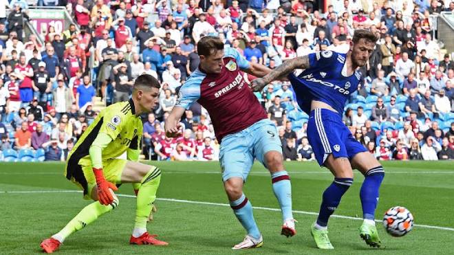 Burnley và Leeds đôi công quyết liệt