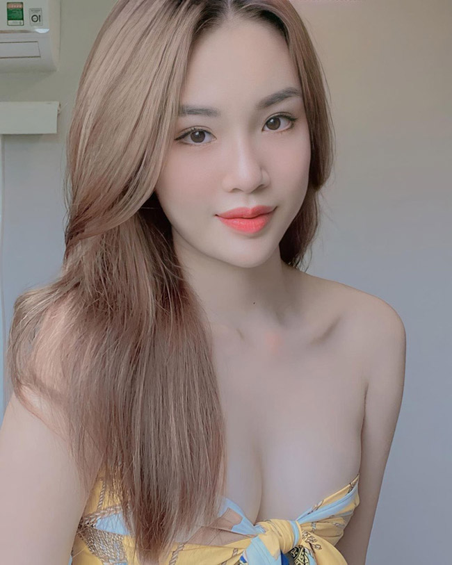 Nguyễn Ngọc Mai (sinh năm 1997) là một nữ tiếp viên hàng không xinh đẹp, được là có nhan sắc không thua kém hot girl đình đám nào.
