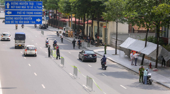 Tổ công tác đặc biệt đã lập chốt kiểm soát dài khoảng 200 m trên đường Trần Phú, nhằm hạn chế ùn ứ tại khu vực kiểm tra
