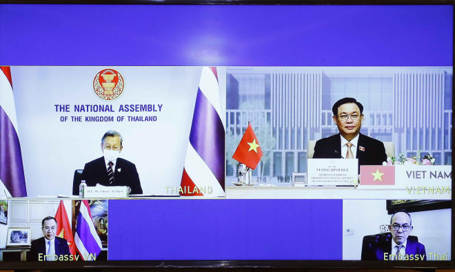 Chủ tịch Quốc hội Vương Đình Huệ hội đàm với Chủ tịch Quốc hội Thái Lan Chuan Leekpai - Ảnh: Thành Chung