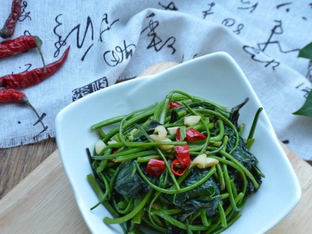 Ẩm thực - Nhiều người Việt coi "nữ hoàng của các loại rau" chỉ là rau mọc dại, vứt đâu cũng sống