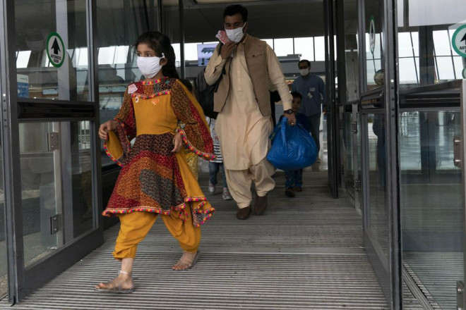 Những người sơ tán đáp xuống sân bay quốc tế Washington Dulles (Mỹ) ngày 29-8. Ảnh: AP