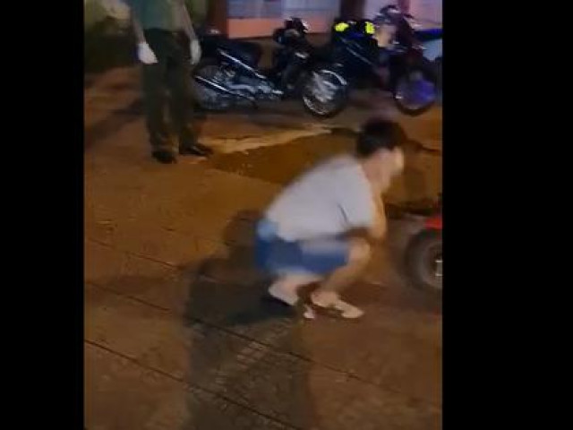 Tin tức trong ngày - Ra đường khi dịch bệnh, 1 học sinh bị phạt thụt dầu 50 cái