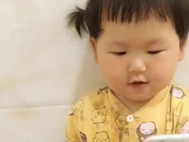 Phi thường - kỳ quặc - Con gái hào hứng mang đồ của bố đi giặt, ngờ đâu giúp mẹ “lật tẩy” bí mật giấu kín bấy lâu