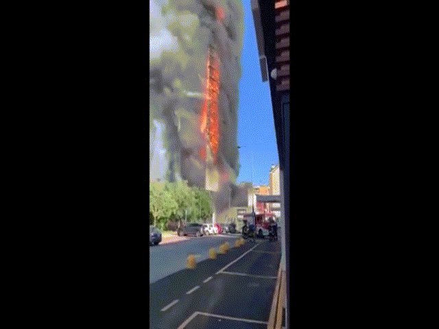 Thế giới - Video: Khoảnh khắc ngọn lửa bao trùm tòa chung cư 20 tầng