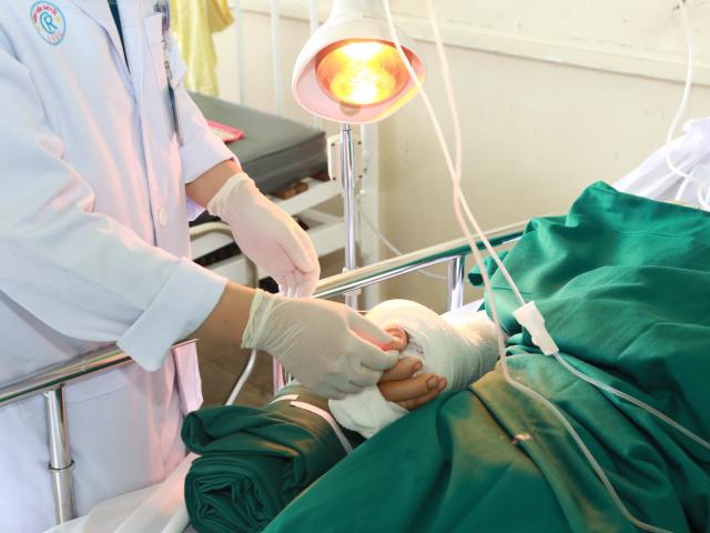 Pháp luật - Bệnh viện Chợ Rẫy nối thành công bàn tay bị chém đứt lìa của người đàn ông ở Bình Dương