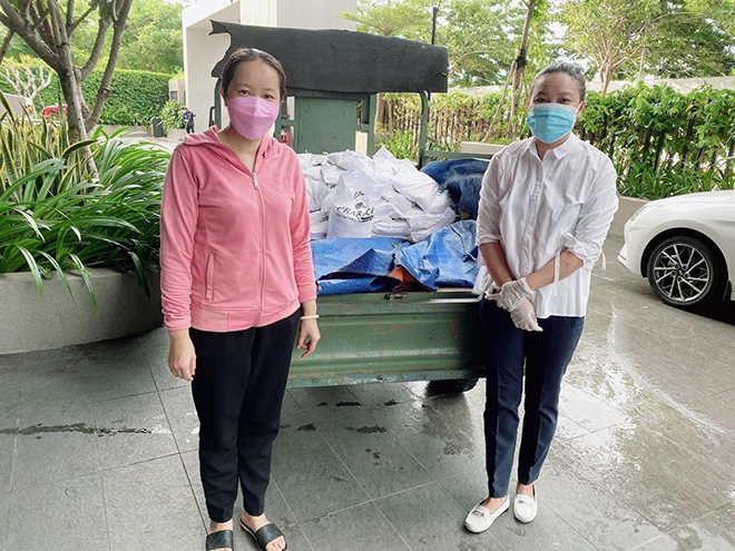 Đại diện P15 trao gạo cho người dân có hoàn cảnh khó khăn