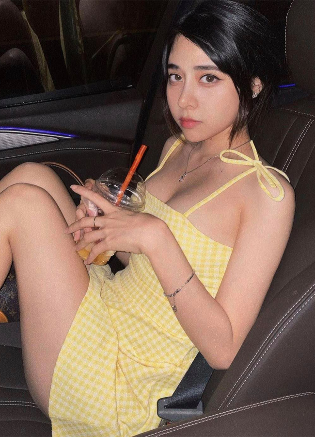 Người đẹp yêu thích những chiếc váy 2 dây, có độ ngắn vừa vặn.

