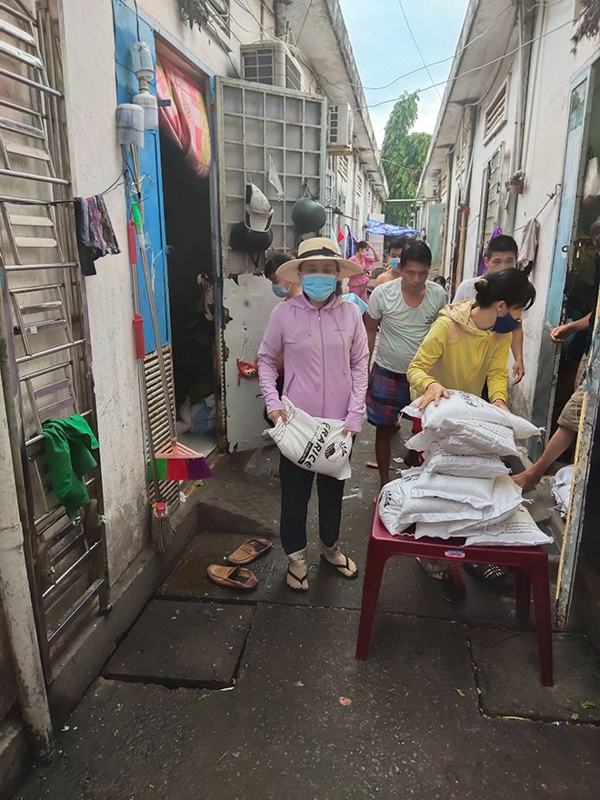 Các tình nguyện viên của Công ty The Color Picture trao gạo đến từng hộ gia đình có hoàn cảnh khó khăn