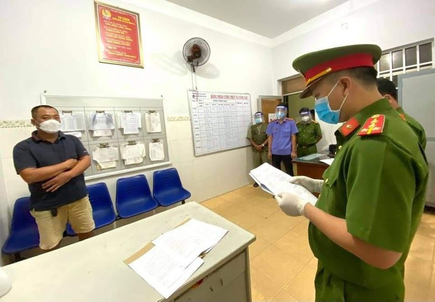 Công an thị xã Phú Mỹ đọc lệnh bắt tạm giam Trần Quang Minh