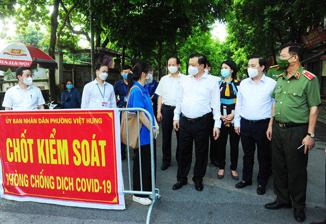 Bí thư Thảnh uỷ Hà Nội Đinh Tiến Dũng đi kiểm tra công tác phòng, chống dịch COVID-19 tại quận Long Biên