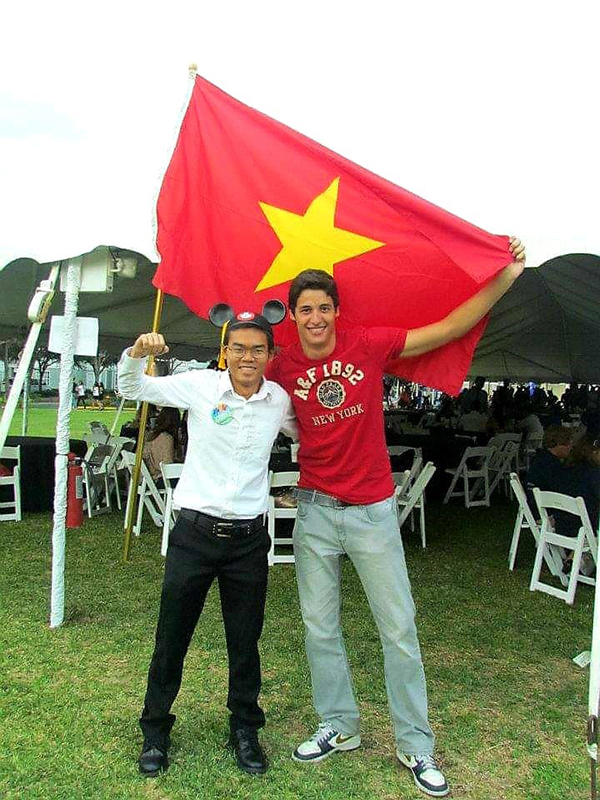 Anh từng tham gia khóa thực tập Công ty giải trí lớn Walt Disney World tại Florida, Mỹ vào năm 2011.