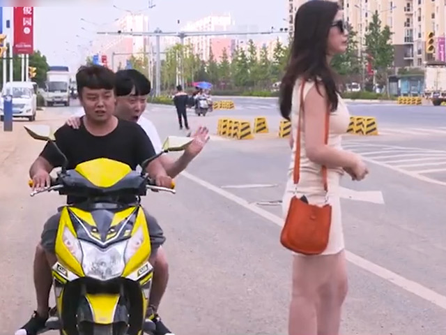 Cười 24H - "Chọc ghẹo" gái xinh ngoài đường chàng trai nhận ngay hậu quả nhớ đời