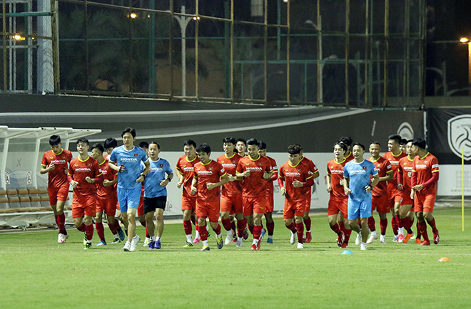 Các tuyển thủ Việt Nam hào hứng bước vào buổi tập thứ hai tại Saudi Arabia.