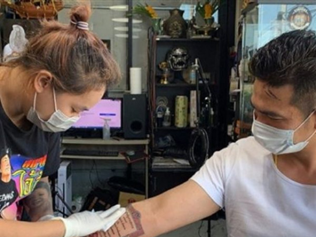 Bạn trẻ - Cuộc sống - Người đàn ông yêu vợ xăm giấy đăng ký kết hôn lên tay, dân mạng thích thú khen “ông chồng của năm"