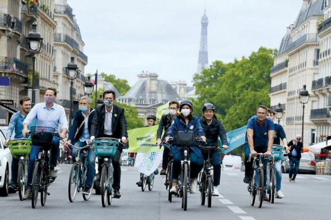 Nữ thị trưởng Paris đạp xe vận động cho sáng kiến “thành phố 15 phút”