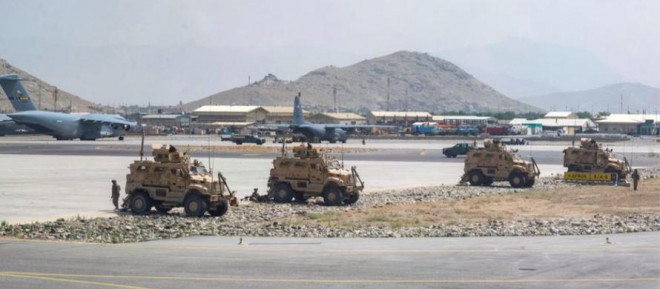Lực lượng Mỹ khi đang bảo vệ sân bay Kabul ngày 17/8. Ảnh: Reuters