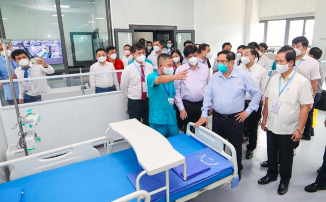 Thủ tướng Phạm Minh Chính, Bộ trưởng Bộ Y tế Nguyễn Thanh Long cùng lãnh đạo UBND TP Hà Nội tham quan khu cấp cứu, Bệnh viện điều trị người bệnh COVID-19, ngày 31/8. Ảnh: N.Thành