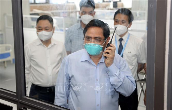 Thủ tướng Phạm Minh Chính kiểm tra hệ thống trang thiết bị của Bệnh viện Điều trị bệnh nhân Covid-19.