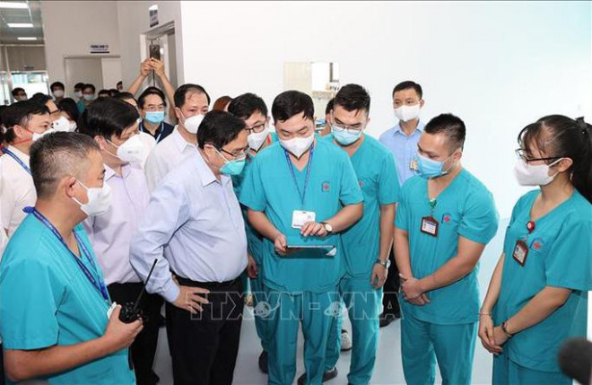 Thủ tướng Phạm Minh Chính kiểm tra đột xuất các điểm nóng về dịch Covid-19 ở Hà Nội - 3