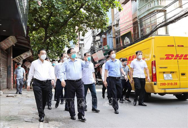 Thủ tướng Phạm Minh Chính thị sát điểm nóng về dịch bệnh Covid-19 tại quận Thanh Xuân - Ảnh: TTXVN