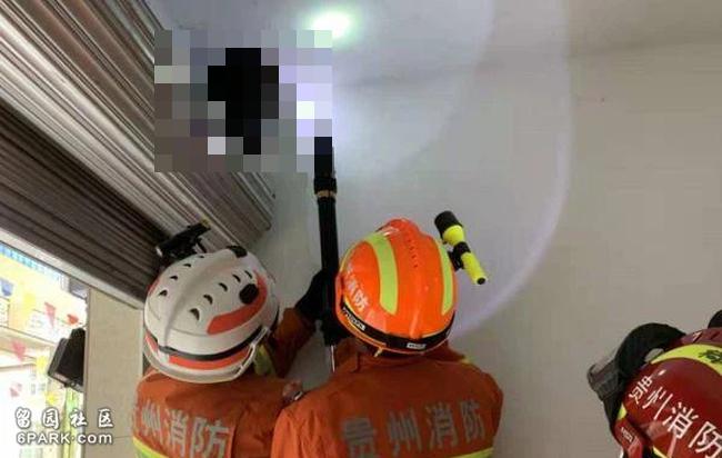 Đội cứu hộ nhanh chóng có mặt và tiến hành giải cứu bé gái mắc kẹt đầu trong cái lỗ trên trần nhà.