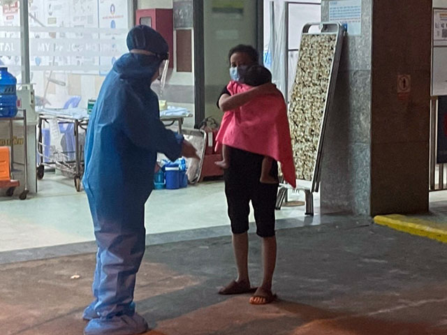 Tin tức trong ngày - Bình Dương: CSGT đưa cháu bé 1 tuổi bị bỏng đi cấp cứu trong đêm