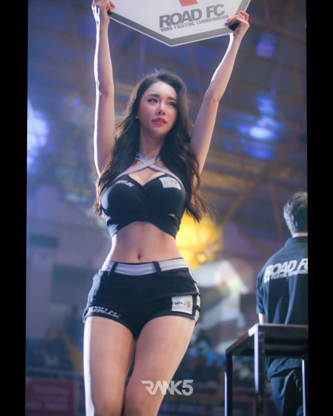 Kim Il Seul từng xuất hiện trên sàn đấu&nbsp;võ thuật với vai trò ring girl.