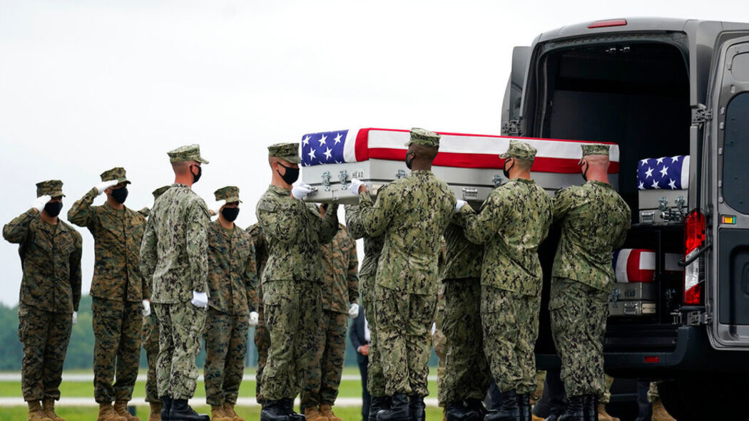 Thi thể của 14 binh sĩ Mỹ thiệt mạng trong vụ đánh bom kép ở sân bay Kabul được đưa về Mỹ. Ảnh: AP