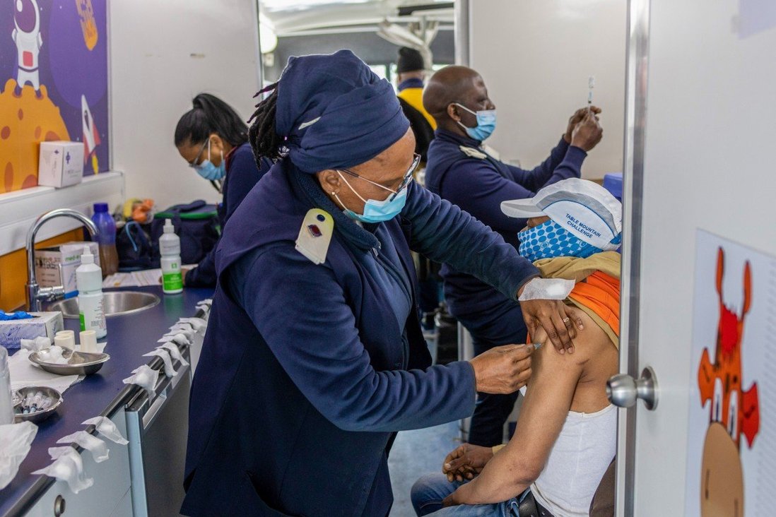Các nhân viên y tế tiêm vaccine cho người dân ở Nam Phi.
